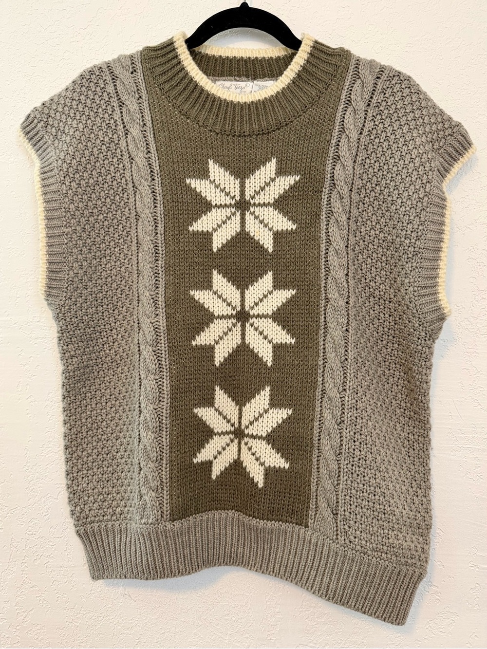Olive & Cream Star Motif Sleeveless Crewneck Sweater Vest